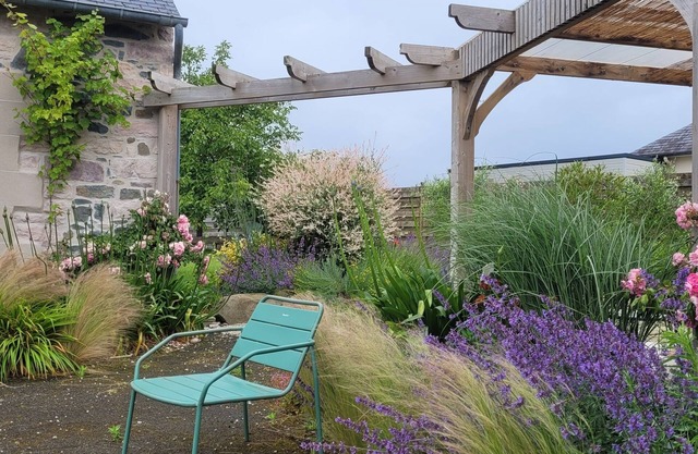 Large house with garden, 5 minutes from the beach. Beds made and linen provided.
