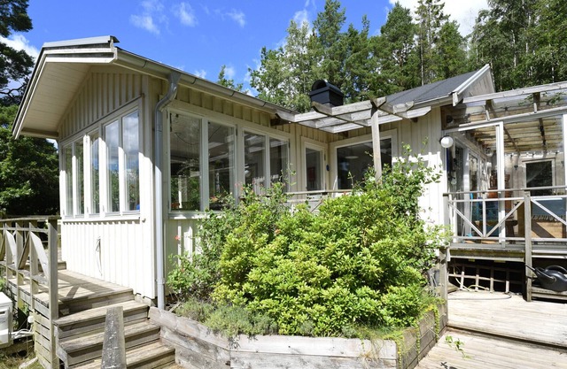 Large house with its own sandy beach and boat in Mölnlycke | SE08034