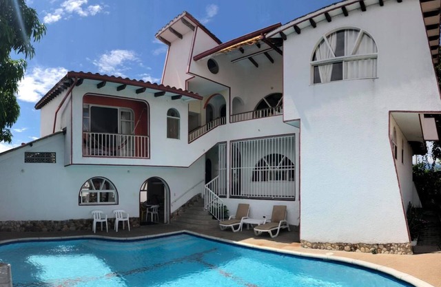 Large house with pool, bolirana, BBQ, Wifi and private parking near the center..