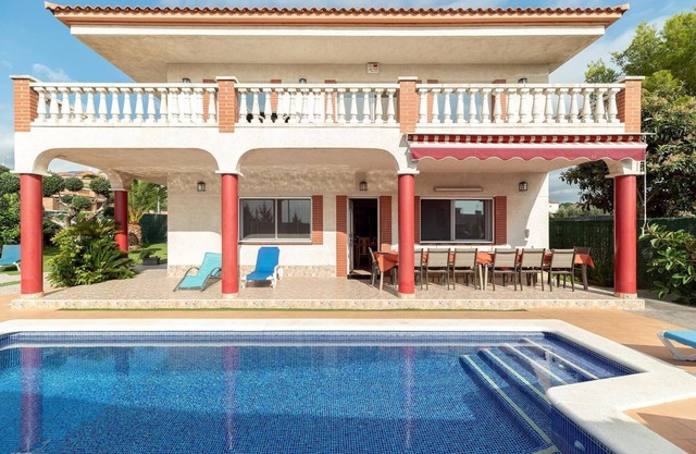 Large house, with pool, barbecue, garden, wifi 1500 meters from sandy beach