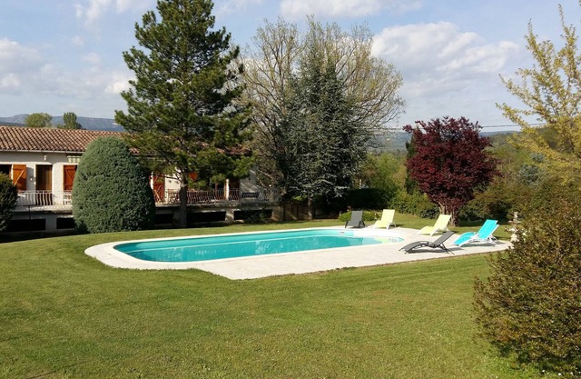 LARGE HOUSE WITH SWIMMING POOL IN THE VAROUS COUNTRY BETWEEN SEA AND VERDON