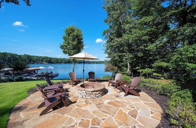 Large lake-lodge home.convenient location, well-decorated & lots of amenities