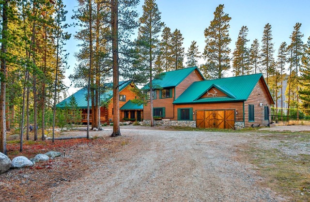 Large log home directly on CO River w/beach, hot tub