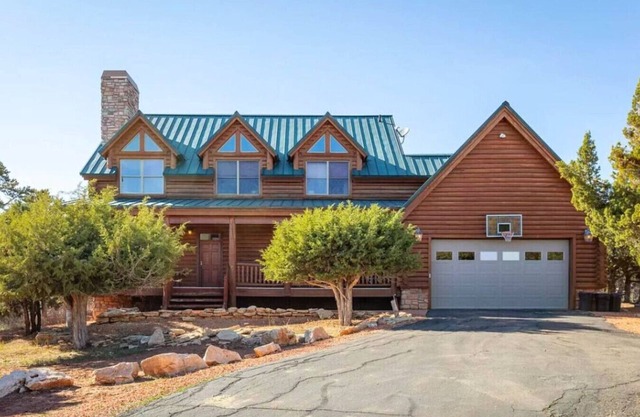Large Log Home Near Zion