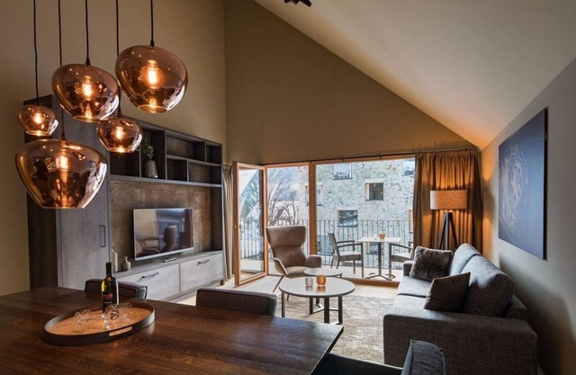 Large Luxury Apartment, pool & Spa, by the mountain railway, PURE Resort Schruns