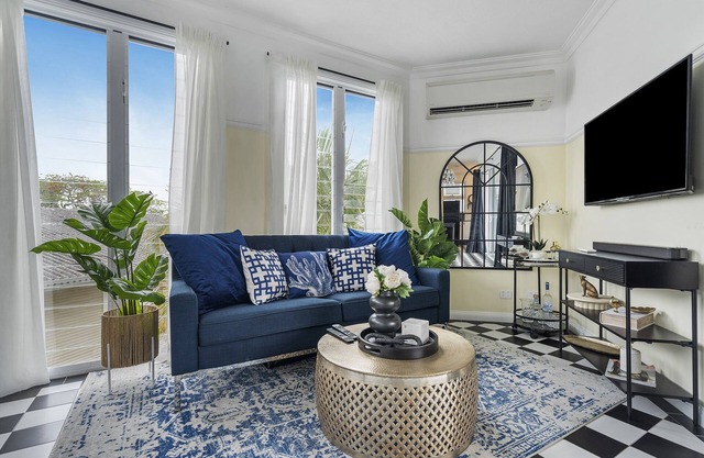 Large Luxury studio, close to beach, newly renovated, deck, BBQ, carport