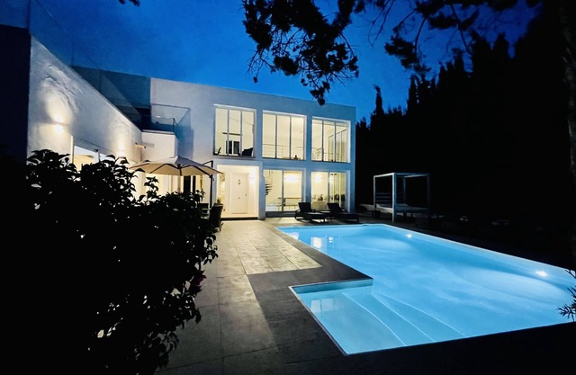 Large Modern Villa, Private Pool & Garden, Close to San Agustin & San Antonio