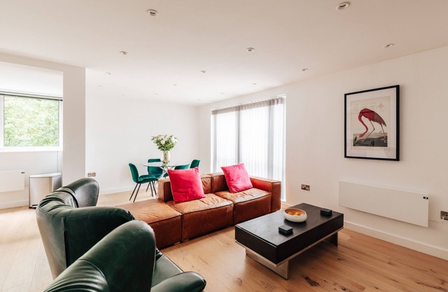 Large Modern 2 Bed Apartment in Bath with Parking