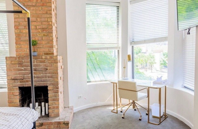 Large Modern 2BD/2BA Condo in River North- Free Parking!