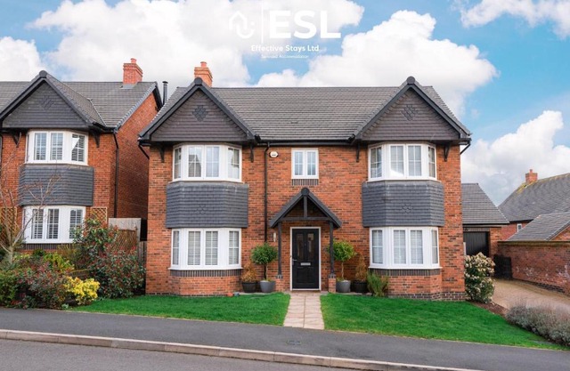 Large Modern 4 Bedroom House in Uttoxeter, Near Alton Towers, Great for Families