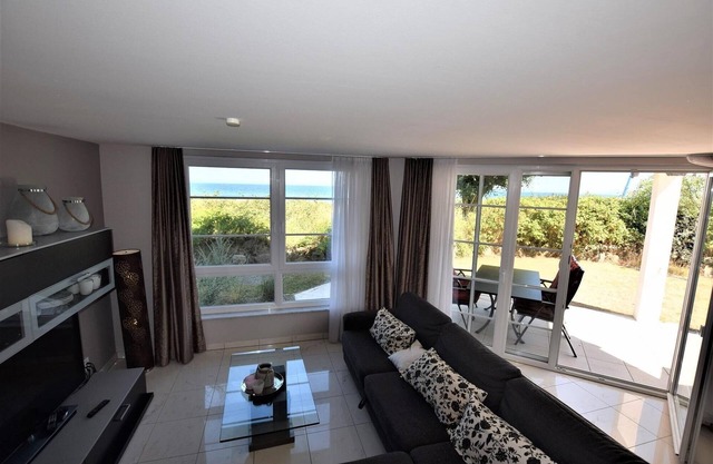 Large modern vacation apartment directly on the white sandy beach of Hohwacht.