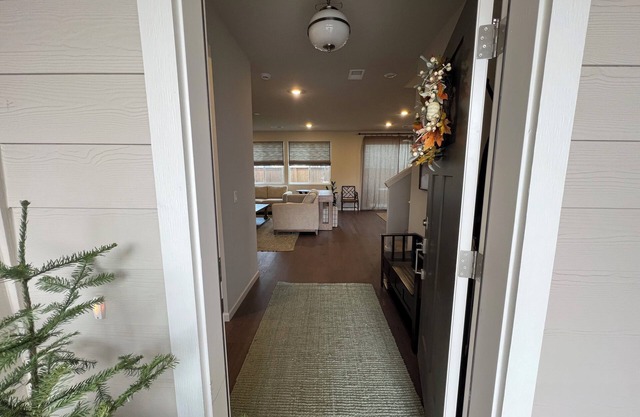 Large New Construction Home in SW Redmond Neighborhood Near Bend