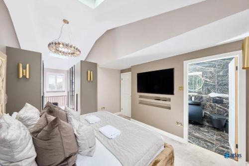 Large NEW Detached House Woolton, Families, FREE Parking, Massage, BBQ, Play room & MORE