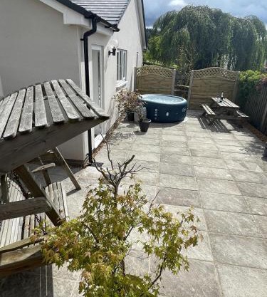 Large New Studio Apartment and Hot Tub - Private Hideaway in the Brecon Beacons