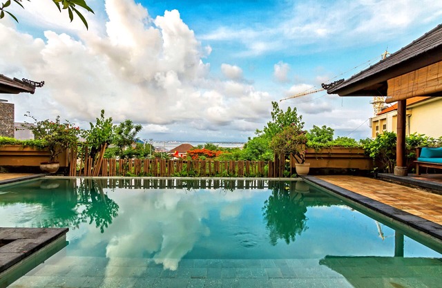 Large pool villa, centrally located, close to Nusa Dua and Jimbaran beaches