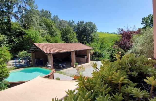 Large private house in the green hills above Canelli with fast free WiFi & pool