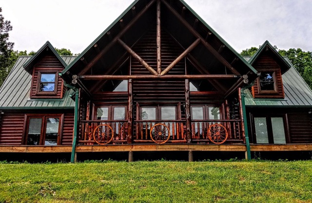 Large Private Luxury Log Cabin w/ jacuzzi, game room, private lake on 100 acres