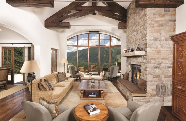 Large Red Mountain Estate with 6 Bedrooms and expansive views