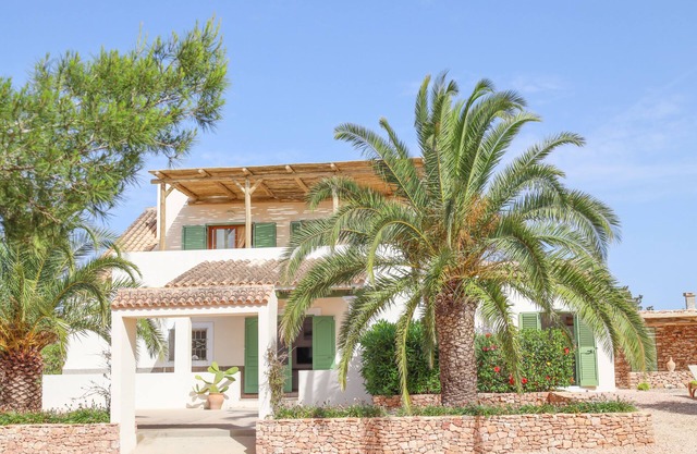 Large renovated house with pool in a well-kept rural area