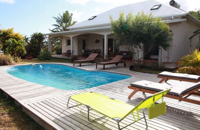 Large renovated villa on wooded garden veranda and pool HEATED