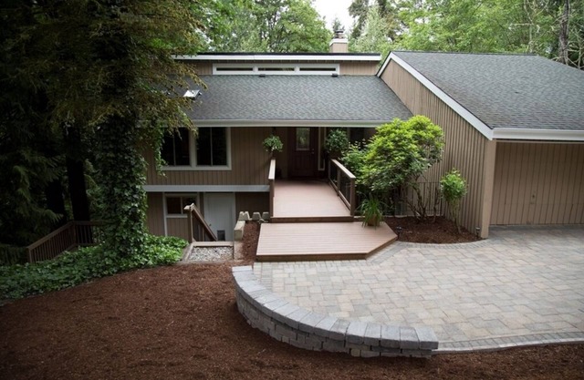Large retreat house in a quiet cul de sac!