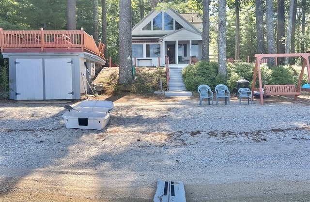 LARGE SANDY BEACH. 3 BEDROOM 2 BATHROOM. WATERFRONT