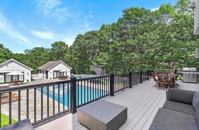 Large, secluded Watermill/Southampton estate with pool