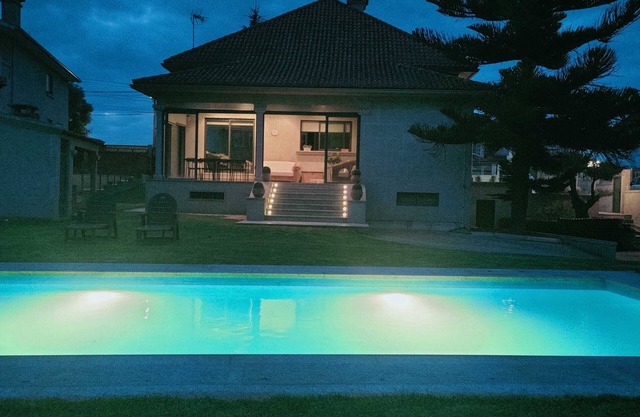 Large semi-detached house with pool in Vigo. Beach at 9min