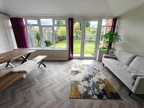 Large Solihull House - 5 Mins to M42 - NEC JLR 4 Bedrooms Driveway - ARZ Stays Near BHX-HS2- Sutton Coldfield, Coleshill & More