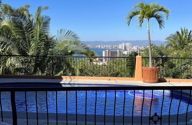 Large spacious 2 Bedroom 2 Bathroom condo with spectacular Bay Views.