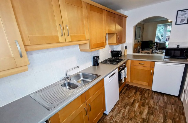 Large, Spacious 3 Bed Home - Parking & WiFi