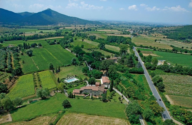 Large spacious country villa in Cortona 7bed7bath with pool & gorgeous gardens