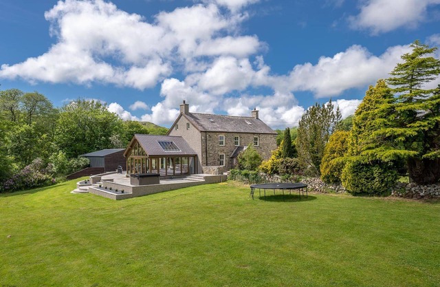 Large Stone Cottage With Hot Tub and Sea Views | Ty-Newydd-Llannor