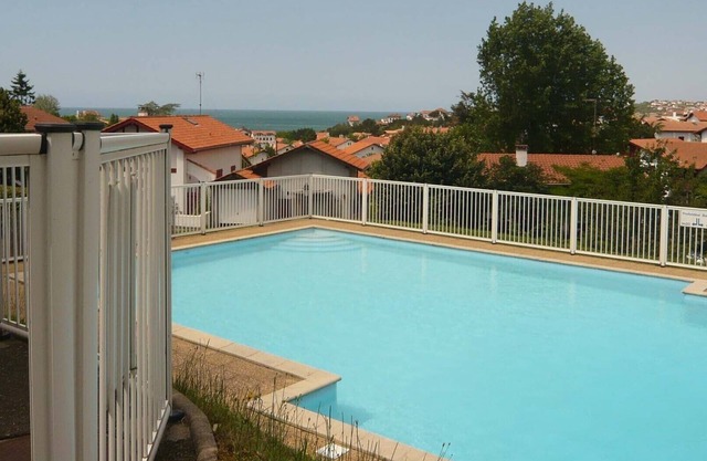 Large studio GUETHARY with covered terrace and private pool