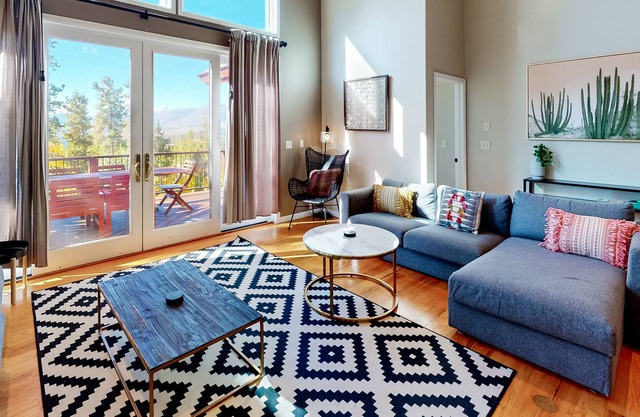Large & Stylish 'Hemlock Hideaway' w/Private Hot Tub, Deck, WiFi, Stunning Views