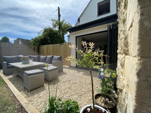 Large Stylish Luxury Cotswold Cottage - ideal for families, w/EV charging