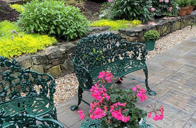 Large, Sunny 4 Bedroom Home Sleeps 8 and 1 minute to Five Fabulous Restaurants