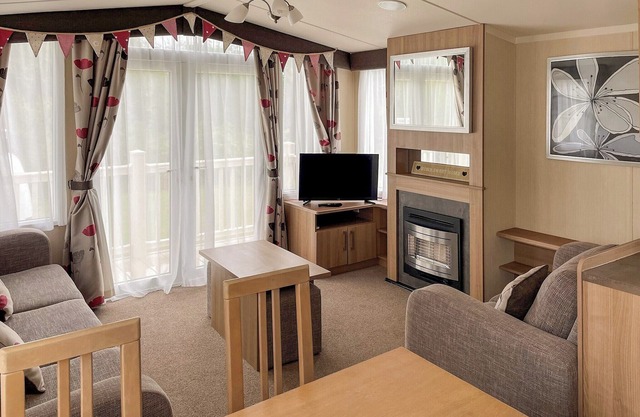 Large, supreme 12ft-wide caravan with one double with en suite W.