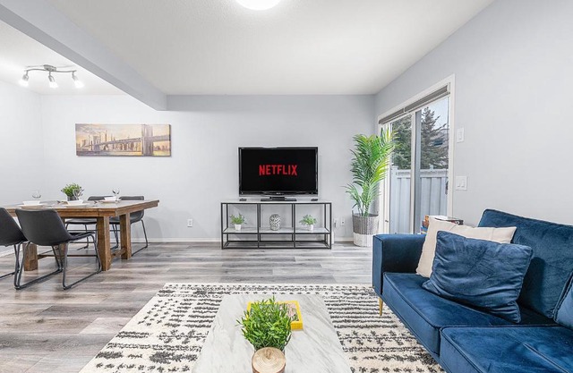 Large Townhome Near Anthony Henday in Ellerslie with Driveway & Visitor Parking, King Bed, 4 Queen Beds, Fully Equipped Kitchen & More!