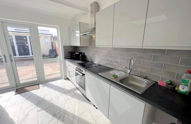 Large Triple Studio Flat - Croydon