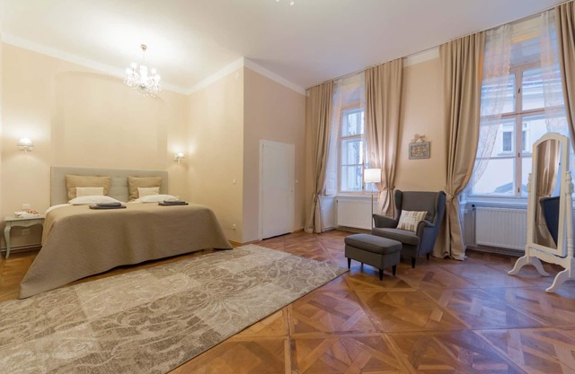 Large two-bedroom apartment near Stephansplatz, 1st district