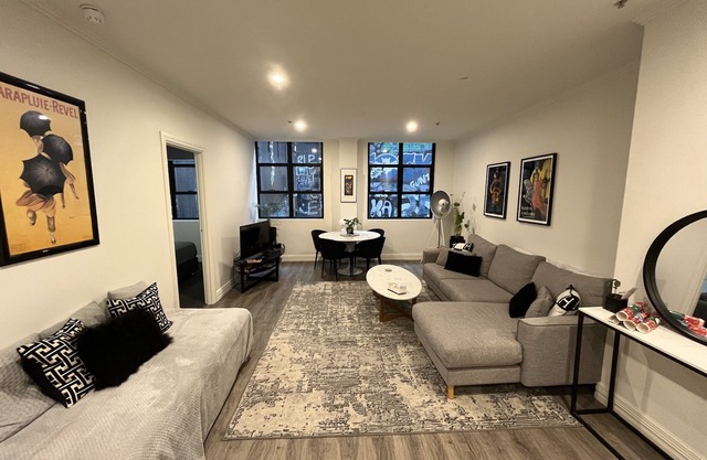 Large Two-bedroom Flinders St apartment, on Hosier Lane. Easy walk to MCG and AO