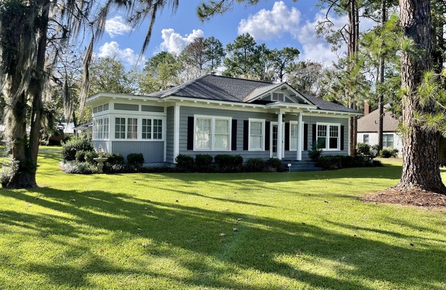 Large Updated Historic Home Short Walk to Downtown