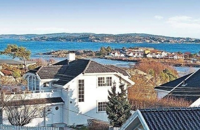 Large vacation home right on the coast in a cozy summer town