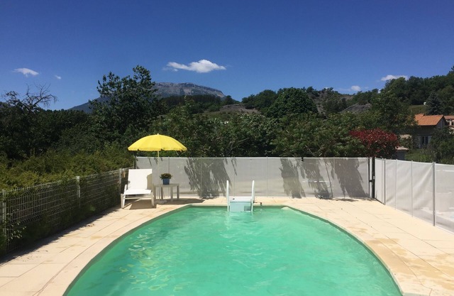 Large vacation home with child-safe pool on the edge of the village of Tallard