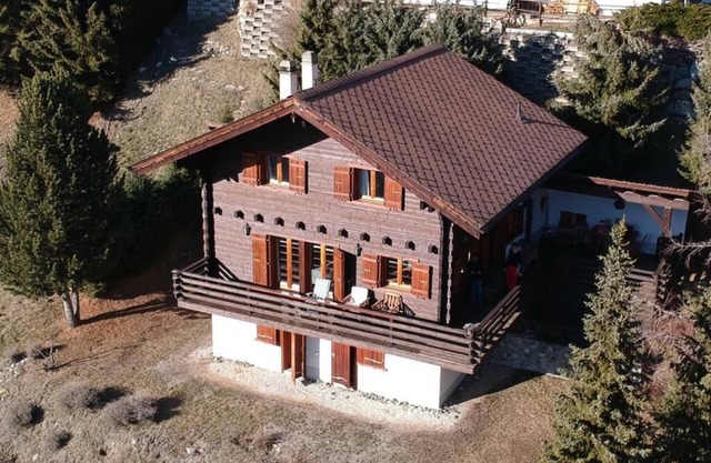 Large, very bright chalet for 8 people with large terrace, garden and a beautiful open view.Interior