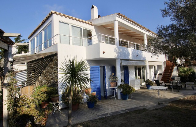Large, very quiet house close to the center, swimming pool, 5 minutes from the beach. Saturday to Saturday