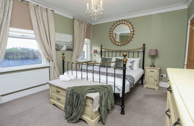 Large Victorian terrace house with castle views in Caernarfon. Pet Friendly