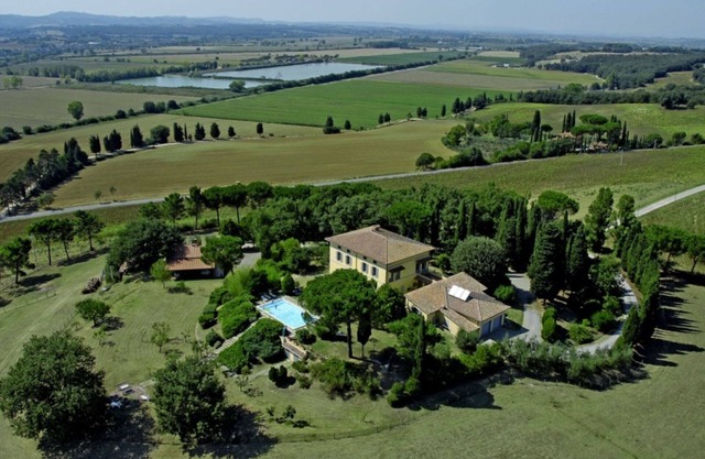 Large Villa for 15 guests. Private pool. Trasimeno Lake