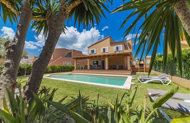 Large villa for 10 with private pool and beach location, near Alcudia, Mallorca